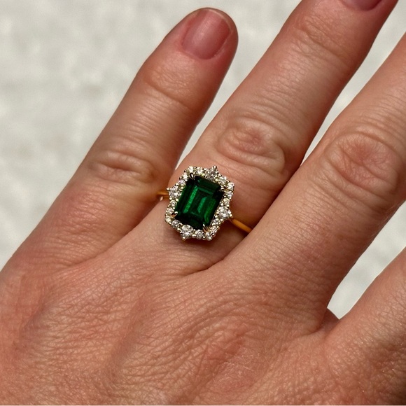 Emerald Green Halo ring set in gold - size 7 - Picture 2 of 3